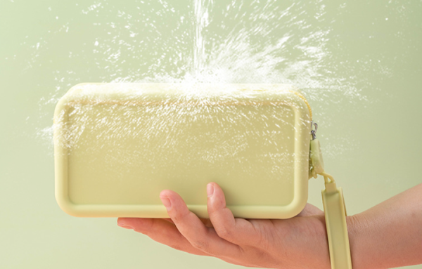 Silicone-covered small square bag