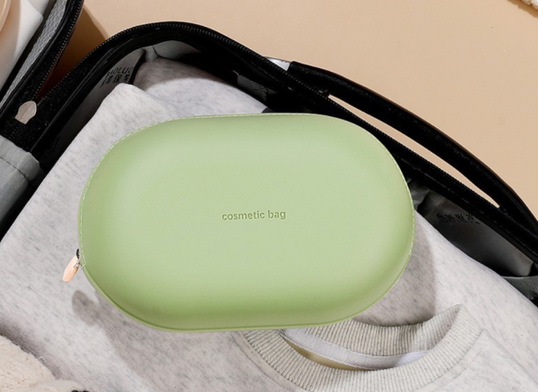 This is an eco-friendly silicone cosmetic bag