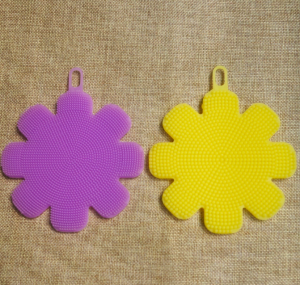 Reusable flower-themed silicone dish sponges for scratch-free cleaning of non-stick pans and delicate glassware.