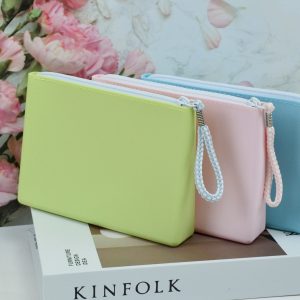 A-Silicone-waterproof-makeup-bag-beauty-products (2) Three sizes of waterproof silicone makeup bags in lime green, sky blue, and dusty rose with wrist straps and detailed product dimensions for travel organization.