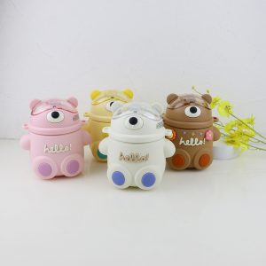 Baby-and-toddler-water-cup-Mother-and-baby-products (1) Cartoon monster-shaped silicone baby straw cups with dual handles and dimensions for toddler self-feeding and hydration safety.