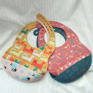 Baby-printed-silicone-bib-Mother-and-baby-products (5) Waterproof silicone baby bib with floral print and wide crumb catcher pocket for mess-free infant feeding.